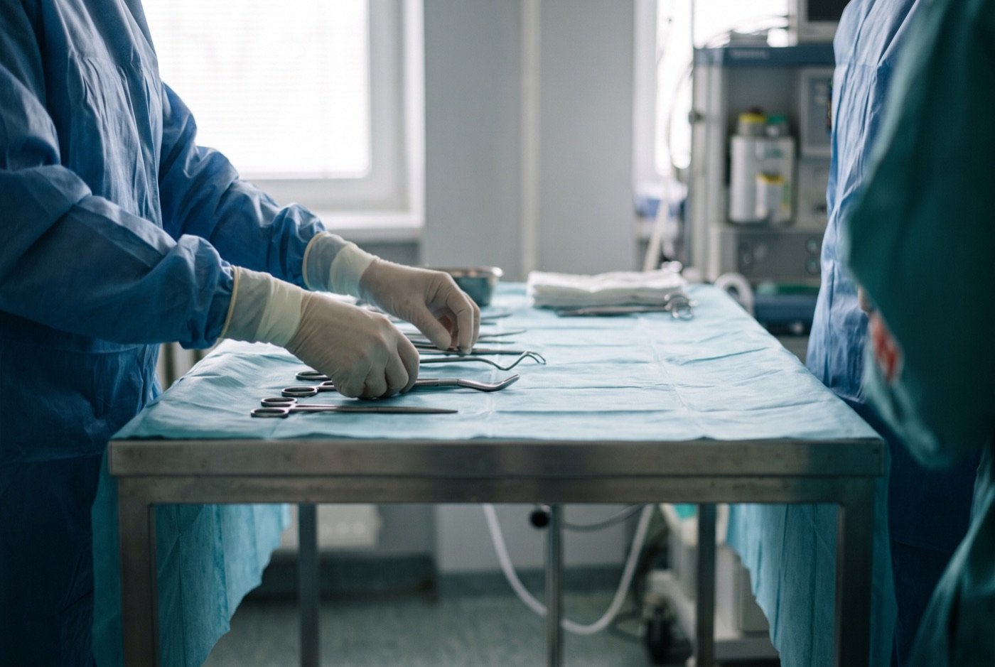 Sterile Instrumente werden am Tisch im Operationssaal aufgelegt