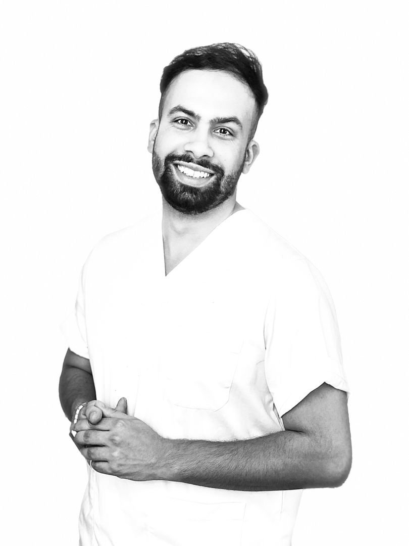 PhDr. Mohamed Hamza M.Sc. im weißen Arztkittel