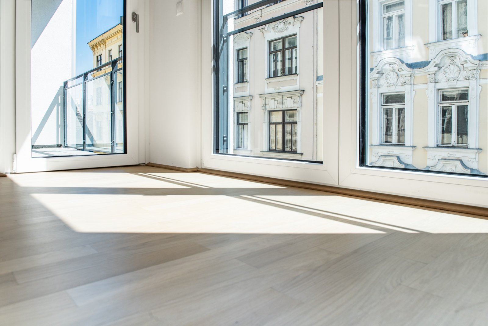 Sonnendurchflutete Altbauwohnung mit Blick auf Wiener Gründerzeitfassaden