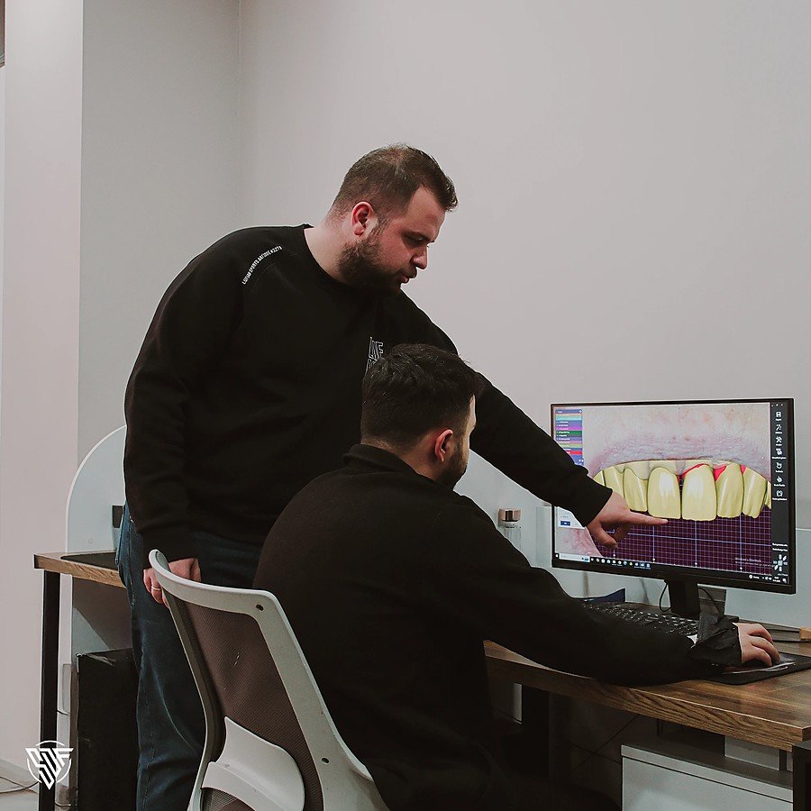 Two technicians reviewing a case together on screen