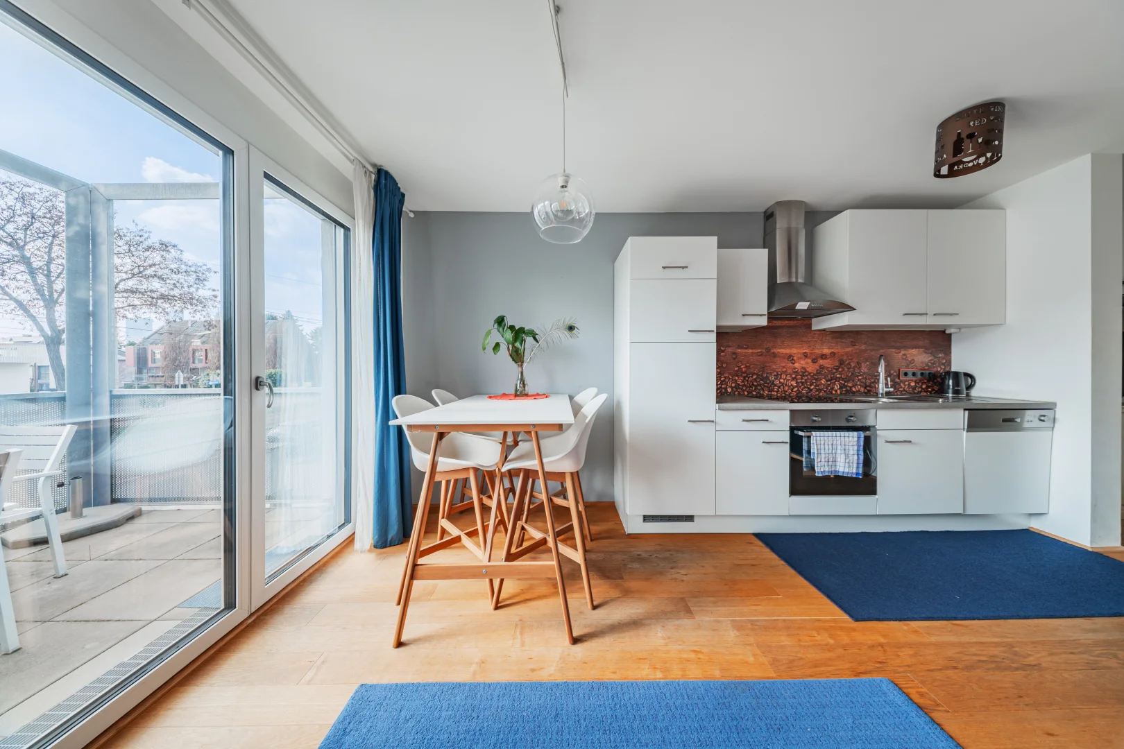 Küche und Zugang zum Balkon im Apartment nahe der Alten Donau