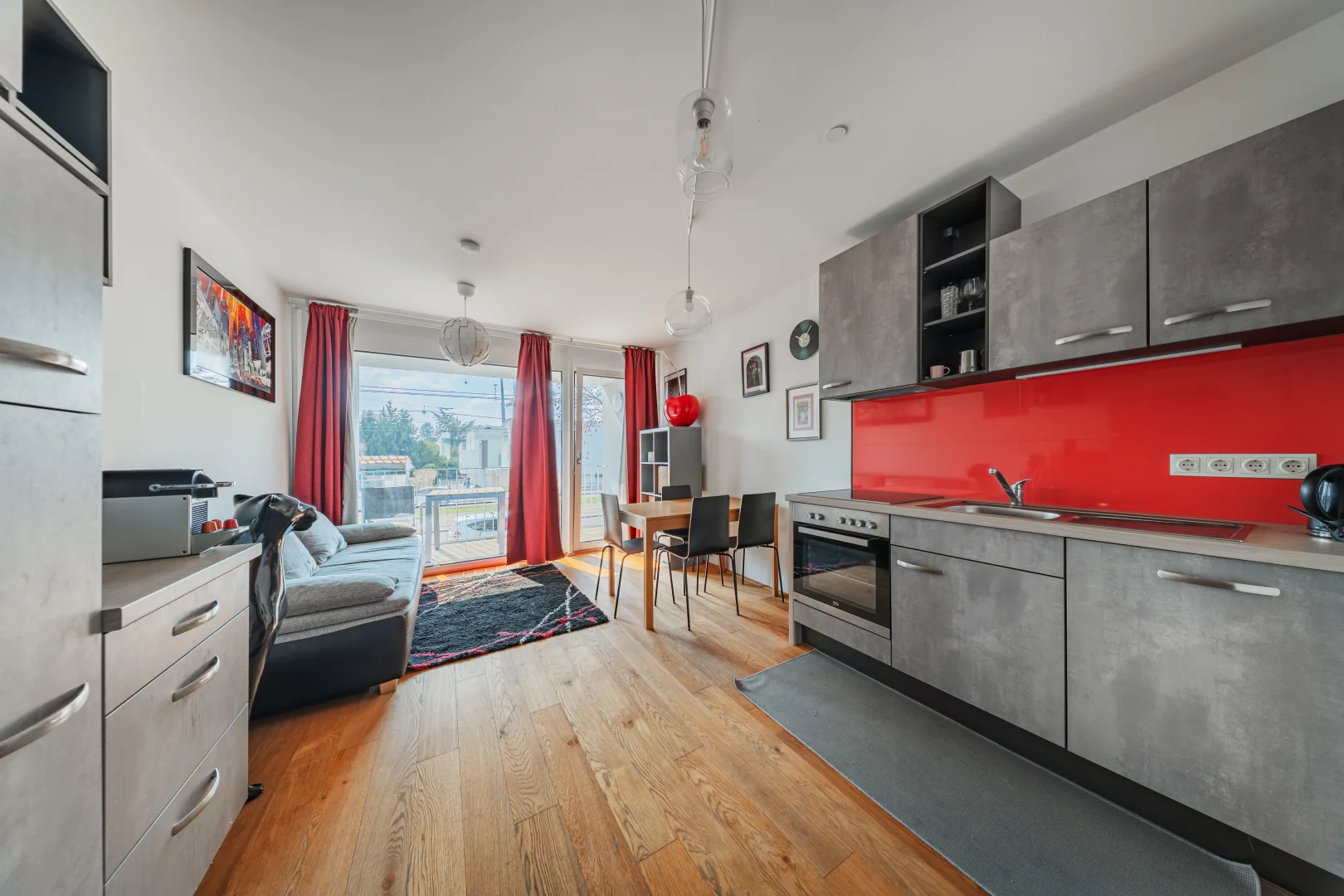 Wohnraum des 2-Zimmer-Apartments mit Loggia nahe der Alten Donau