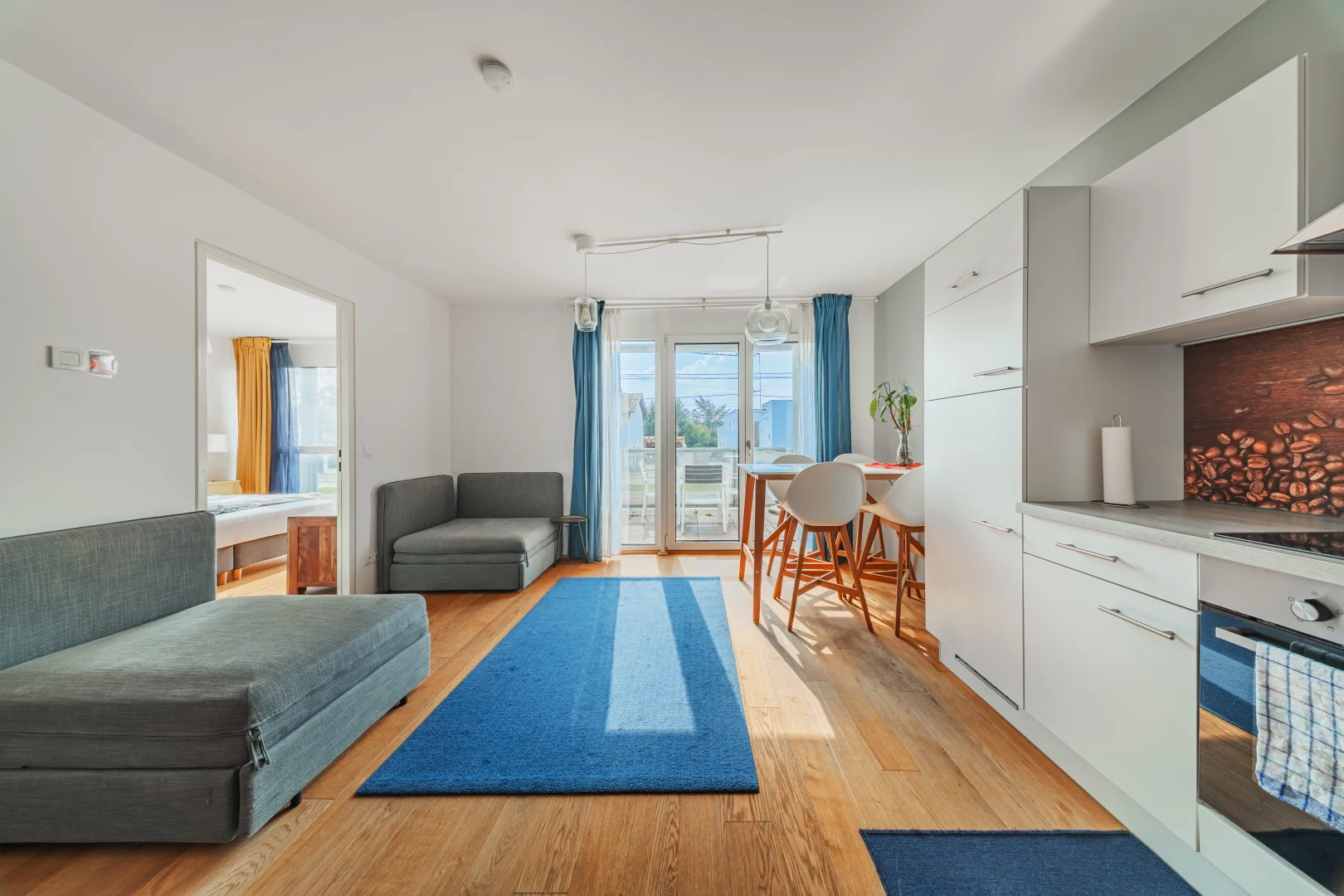 Wohnraum des 2-Zimmer-Apartments nahe der Alten Donau
