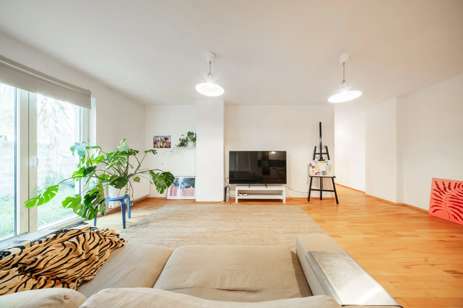 Wohnzimmer der Erdgeschosswohnung in Wien Meidling