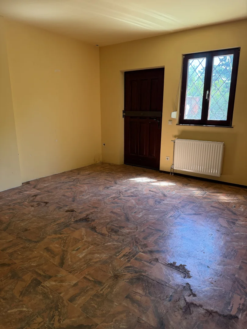 Innenraum des sanierungsbedürftigen Eckreihenhauses