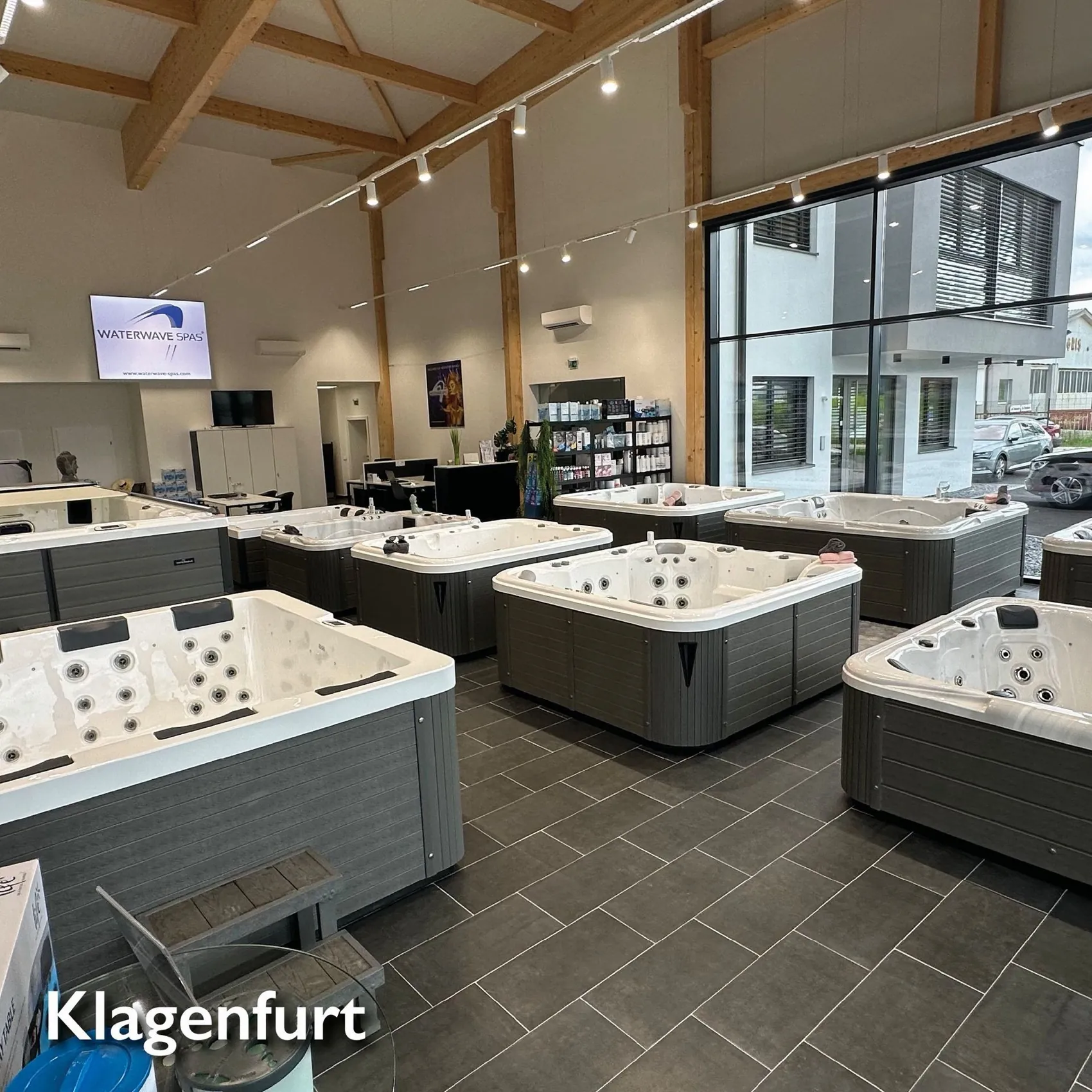 Schauraum mit ausgestellten Whirlpools